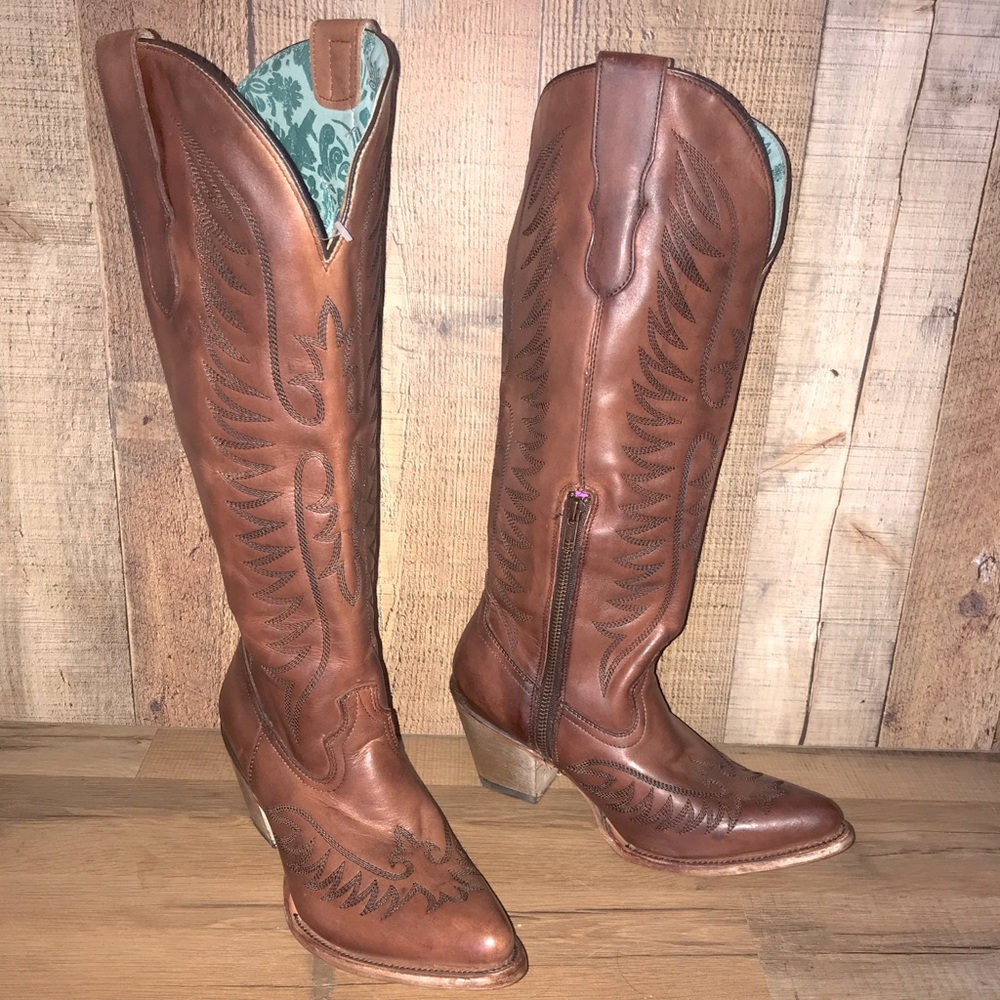 Corral women’s western boots. Turquoise lining. Size 8. Almost knee high shaft.
